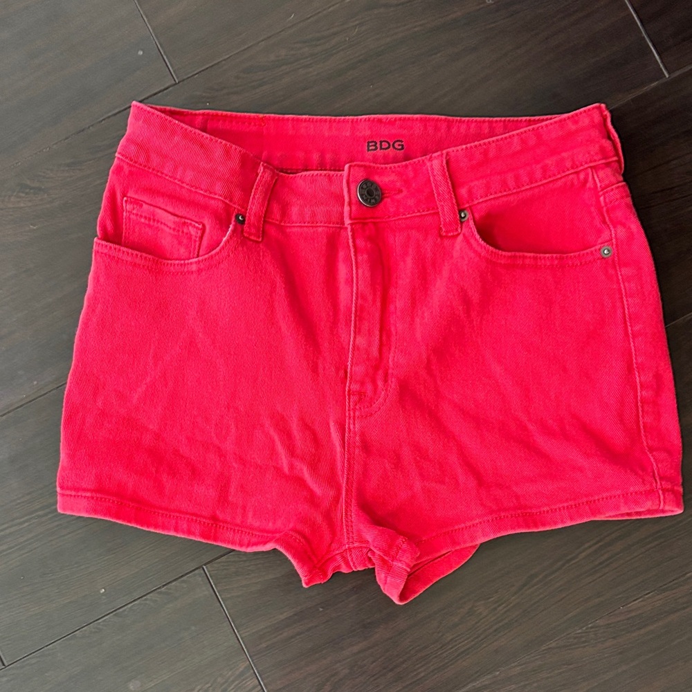 BDG HIGH RISE ERIN 5 POCKET RED SHORTS 
Size 27